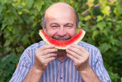 Cosmos Direkt Lebensversicherung Versicherter mit Melone
