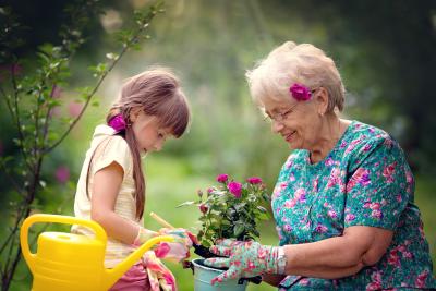 Oma und Enkelin nach Auszahlung der fondsgebundenen Lebensversicherung